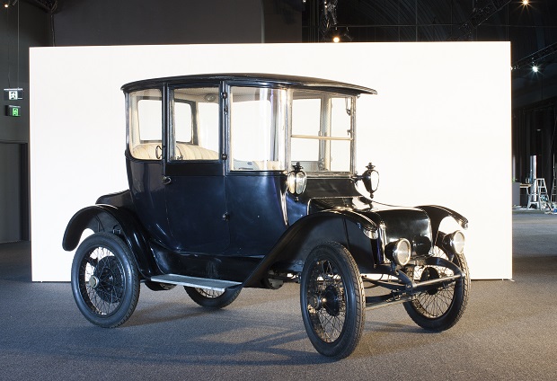 Detroit electric car with brougham body